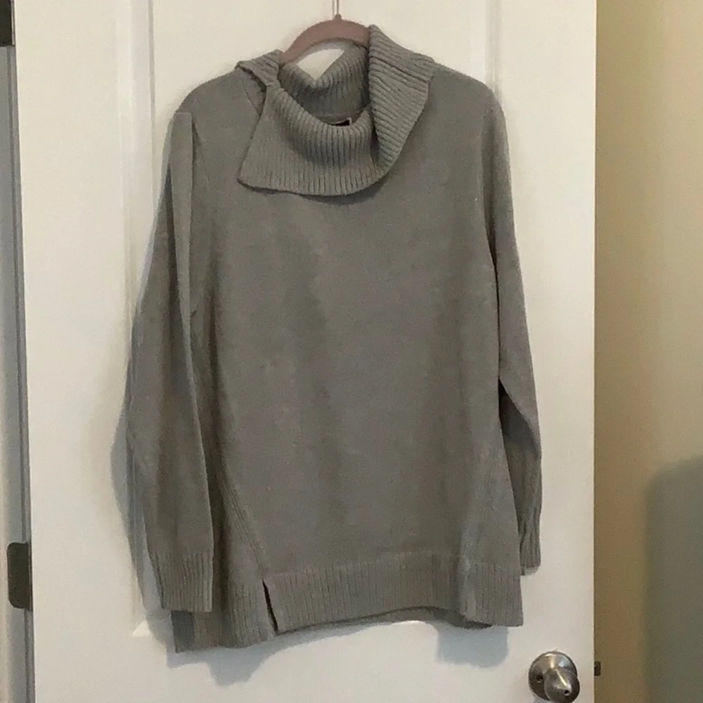 Gray sweater - Picture 1 of 5